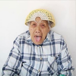 idegue-network.blogspot.com - Foto Narsis Nenek Umur 70 Tahun Gemparkan Cina
